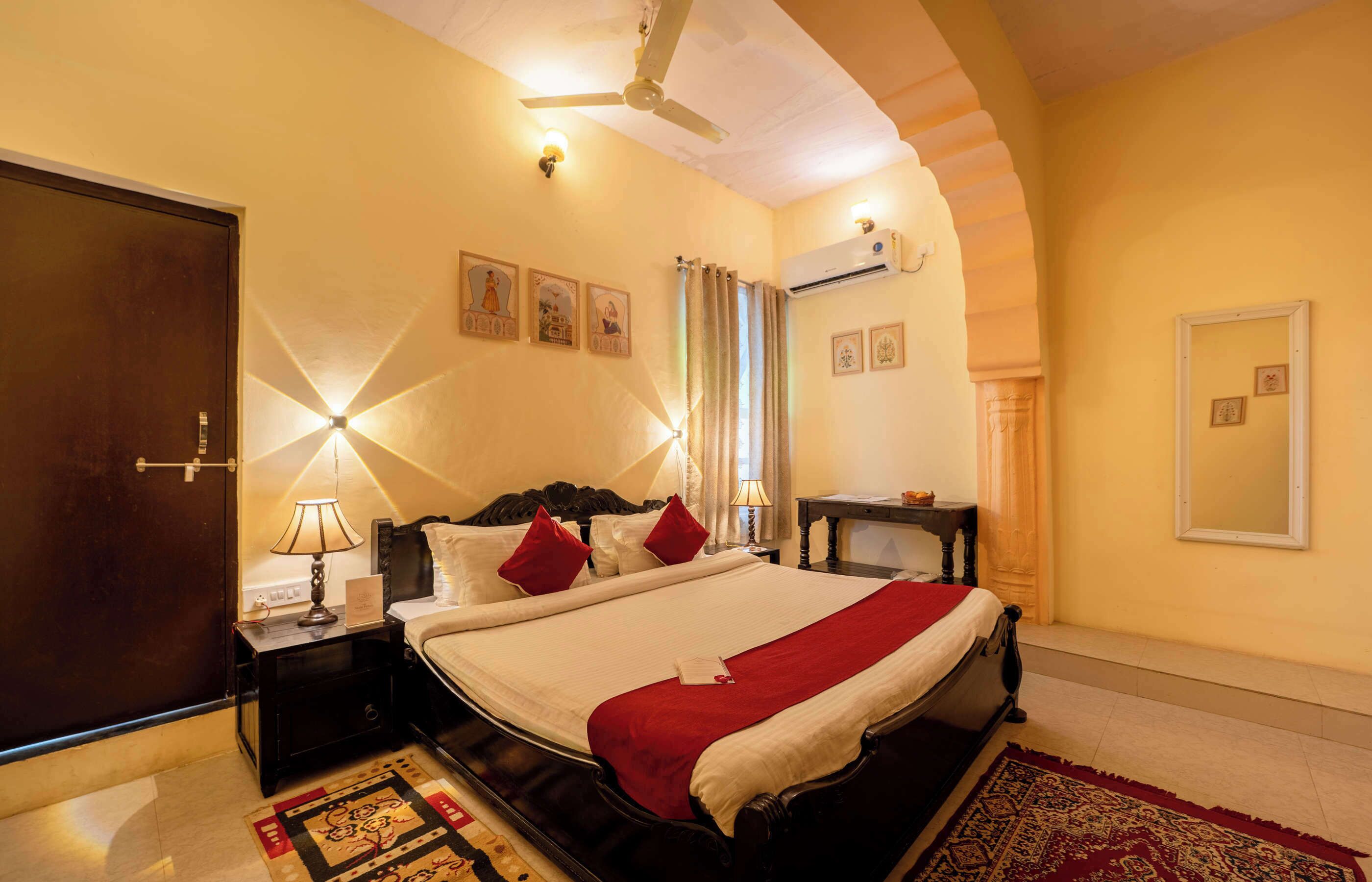 Habitación doble, balcón (Courtyard Room) | 1 dormitorio, escritorio, wifi gratis y ropa de cama