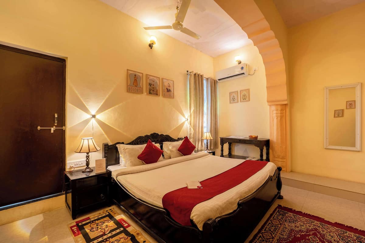 Tweepersoonskamer, balkon (Courtyard Room) | 1 slaapkamer, een bureau, gratis wifi, beddengoed