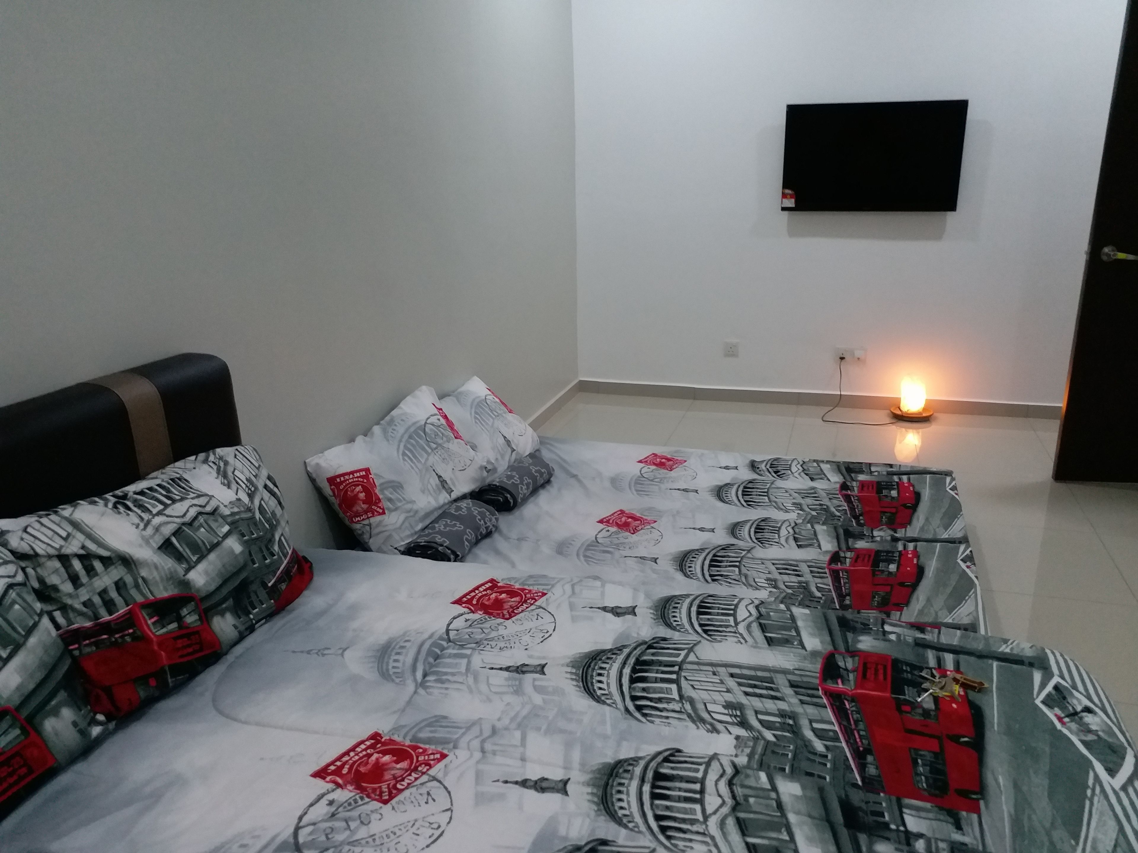 4 bedrooms, desk, iron/ironing board, rollaway beds