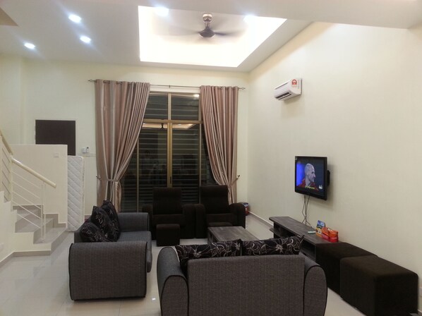 Perhetalo, 4 makuuhuonetta, keittiö | Oleskelualue | 44–tuumainen taulutelevisio, jossa satelliittikanavat