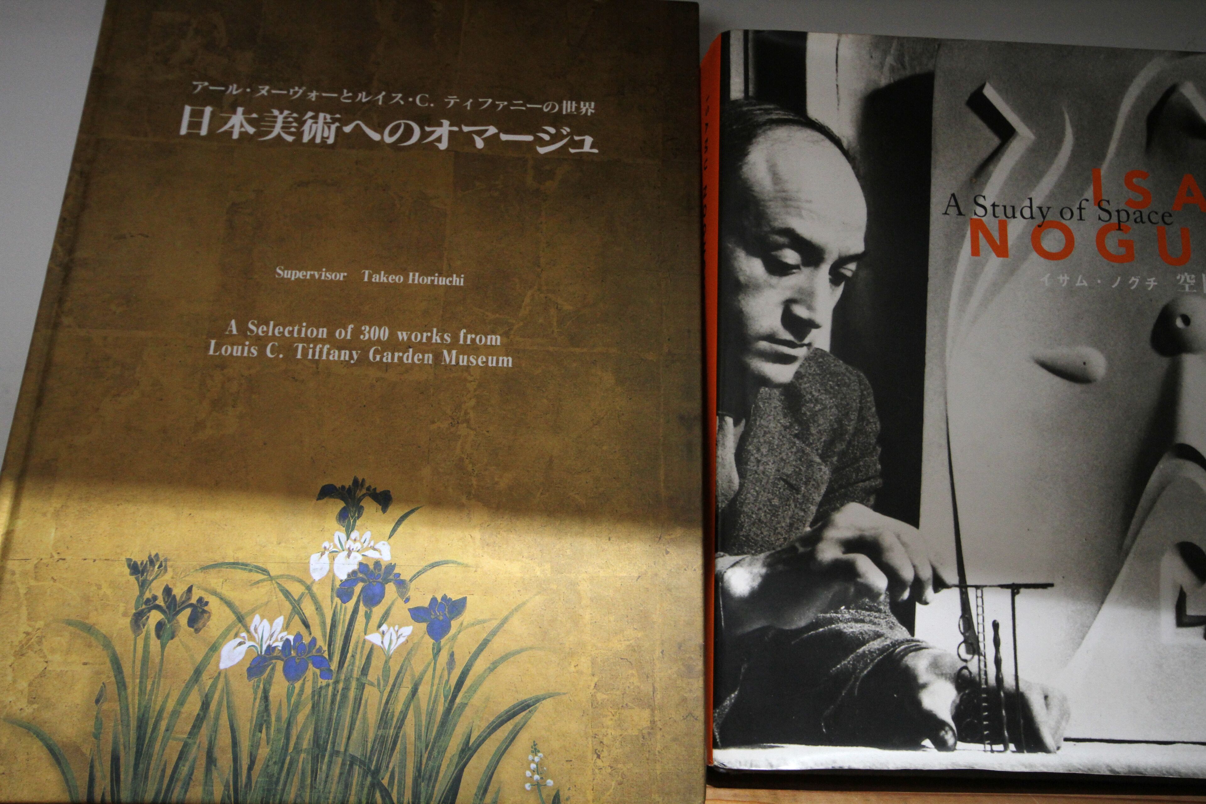 Twee boeken met Japanse en Engelse tekst.