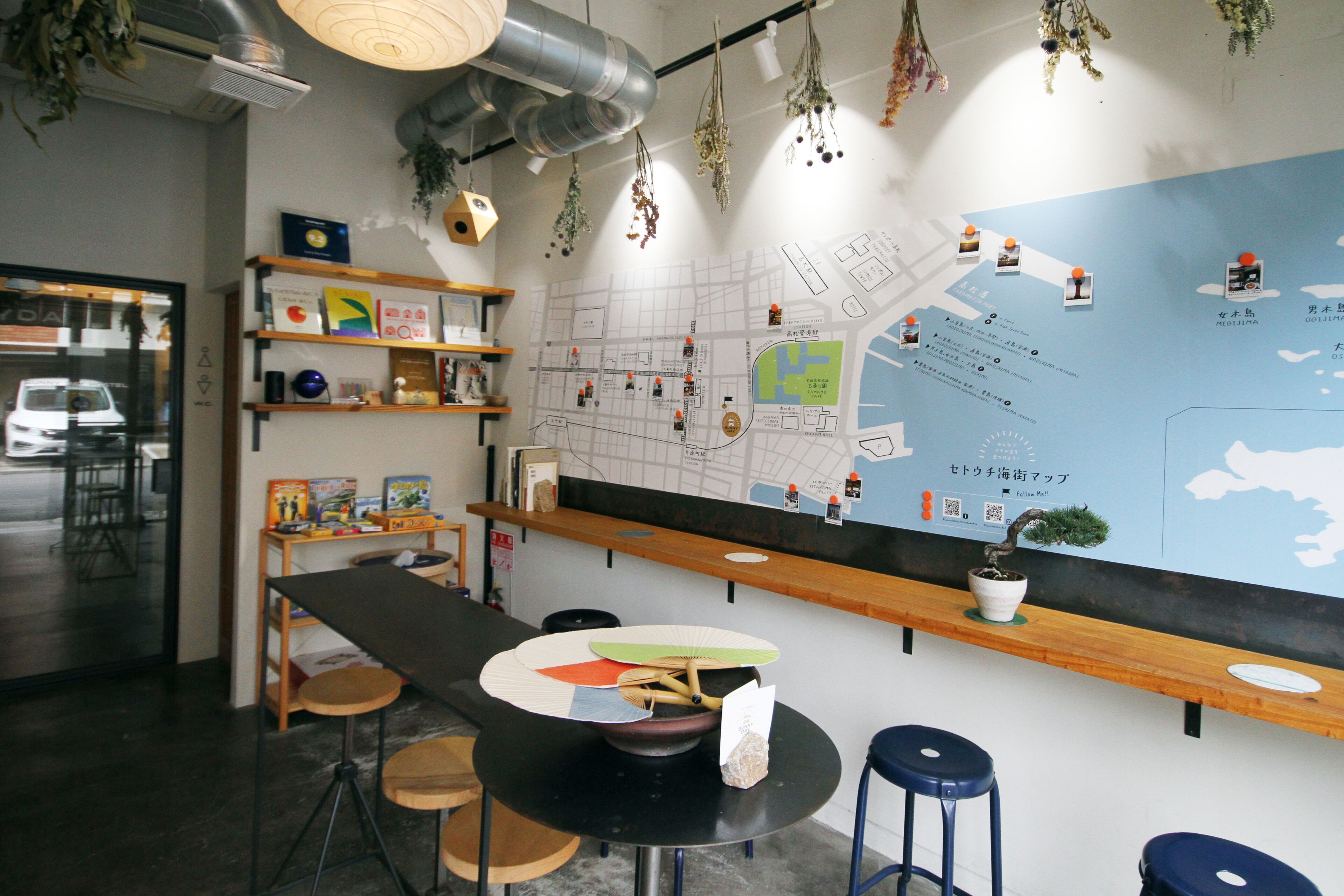 Un espace bar moderne avec une carte au mur, des tabourets et un comptoir.