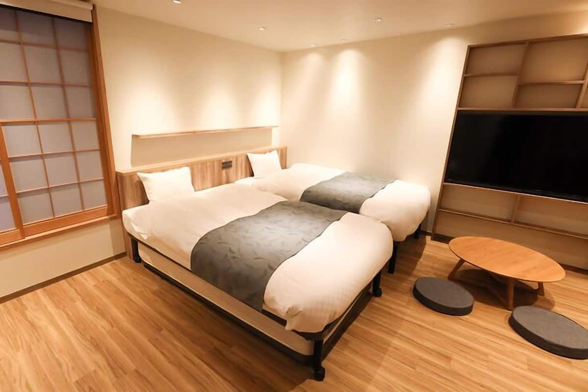 In-room safe, WiFi (free), bed sheets