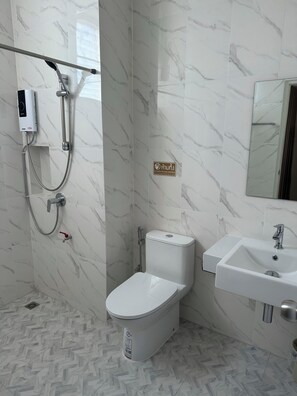 Shower, free toiletries, towels - Wattana House (Tha Yang)
