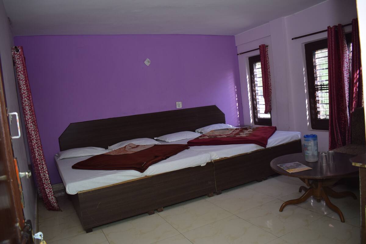 Premium bedding, desk, free rollaway beds