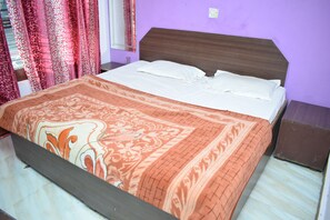 Premium bedding, desk, free rollaway beds