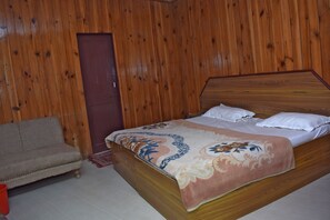 Premium bedding, desk, free rollaway beds