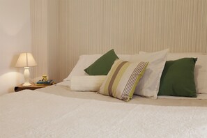 Quarto casal ou duplo conforto, banheiro compartilhado | Cofres nos quartos, escrivaninha, espaço de trabalho para notebook