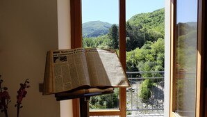 A room with a large window overlooking a mountainous landscape. - Ca'Luni (Casola in Lunigiana)