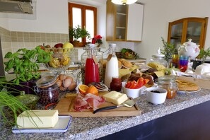 A kitchen counter with various food items and kitchenware. - Ca'Luni (Casola in Lunigiana)