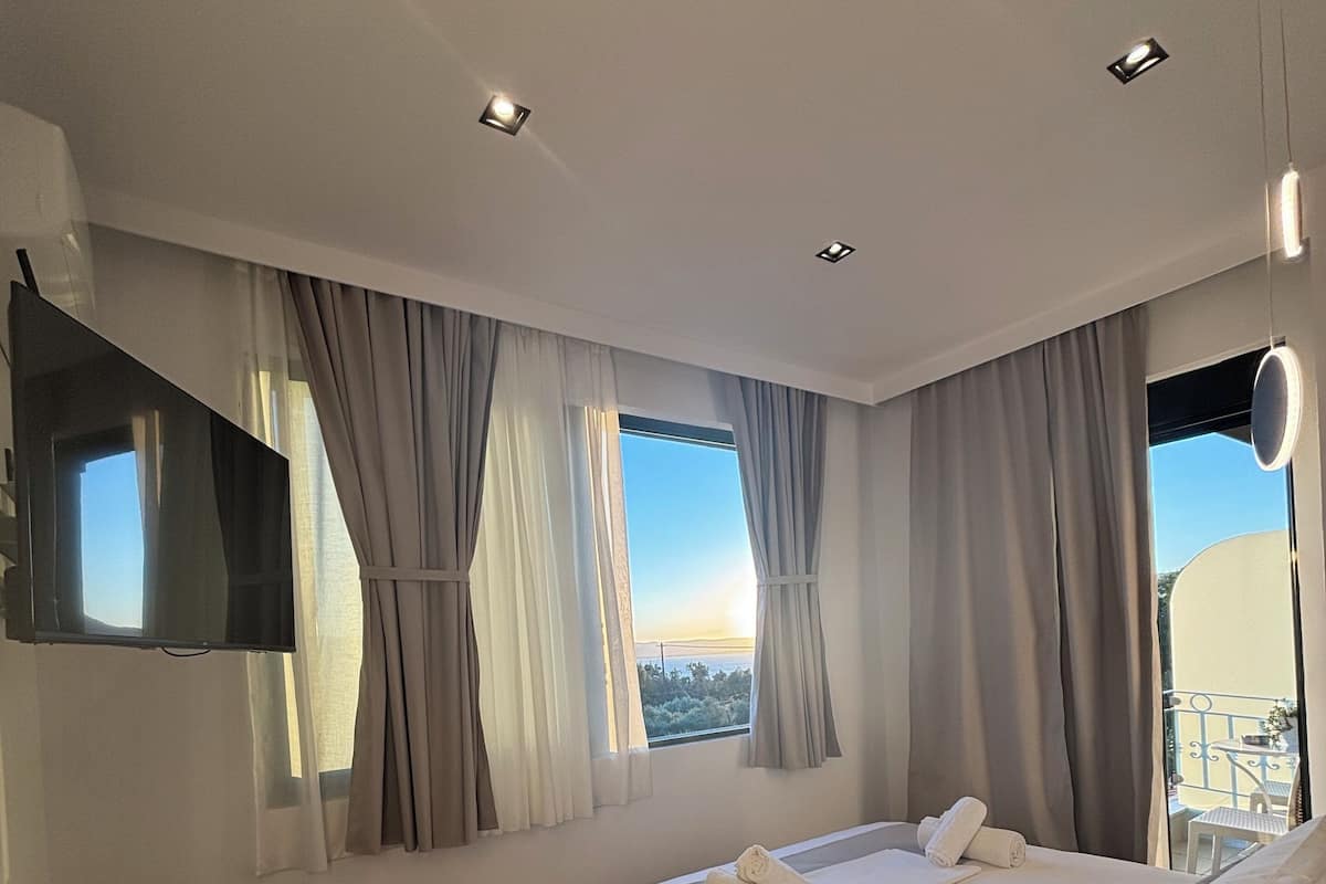 Deluxe Suite, Oceanfront | 1 bedroom, minibar, desk, blackout curtains