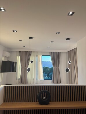 Deluxe-Suite, Meerseite | Minibar, Schreibtisch, Verdunkelungsvorhänge, schallisolierte Zimmer