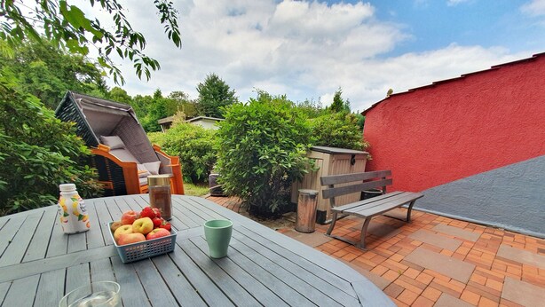 A wooden table with fruits, a bottle, and a glass. - Aparthotel Jonas (Bremen)