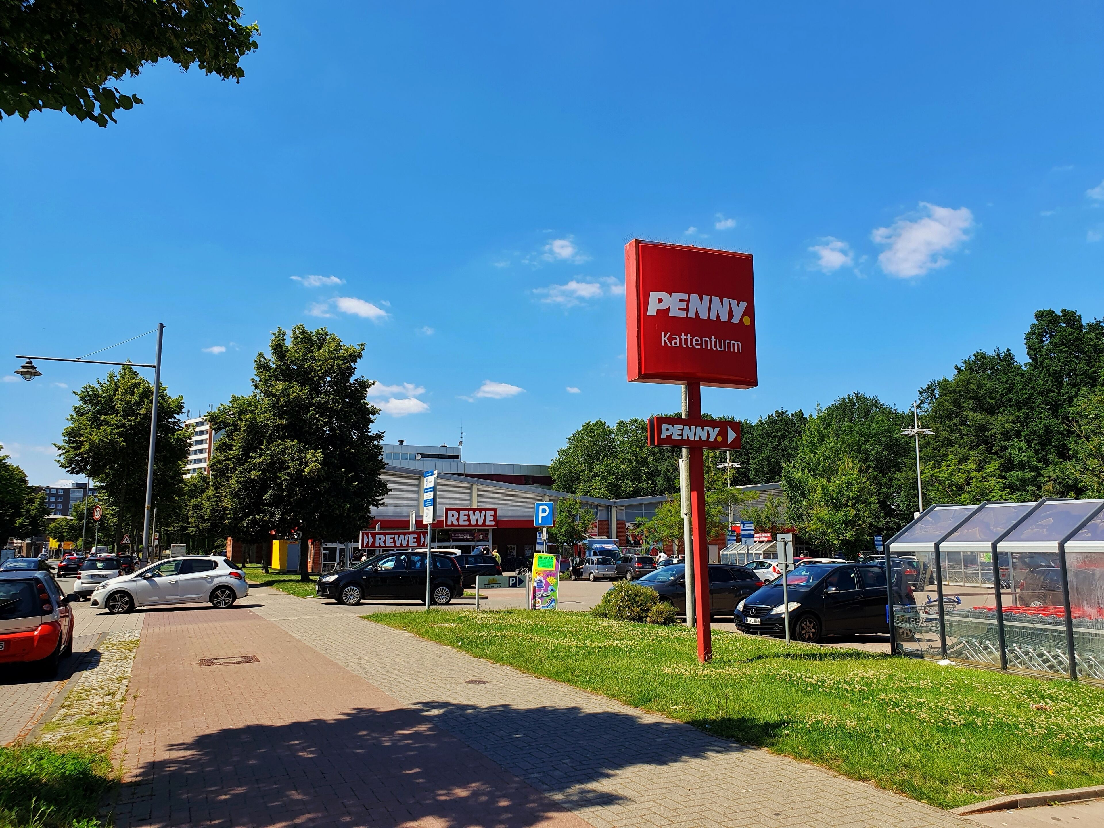 Ein Parkplatz mit einem Schild für Penny Kattenturm.