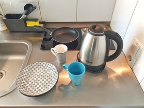 Double Apartment | Private kitchenette | Fridge, microwave, stovetop, electric kettle - Aparthotel Jonas (Bremen)