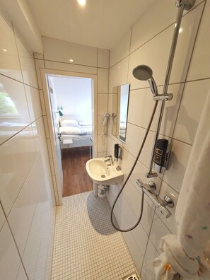 Double Apartment | Bathroom | Shower, towels - Aparthotel Jonas (Bremen)
