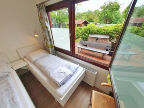 Escritorio, wifi gratis y ropa de cama