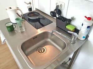 Double Apartment | Yksityinen keittonurkkaus | Jääkaappi, mikroaaltouuni, liesi, vedenkeitin
