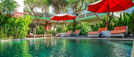Piscine extérieure, parasols, chaises longues