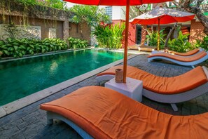 Outdoor pool, pool umbrellas, pool loungers - Capital O 1666 Grand Pudjawan Hotel Near Kuta Beach (Kuta)