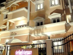 واجهة المنشأة - في المساء/الليل