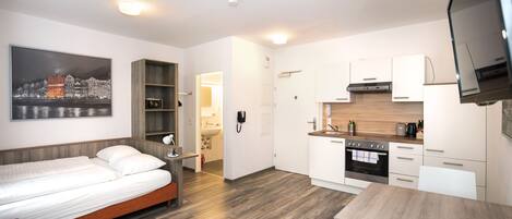 Estudio, 1 cama matrimonial (140x200 cm bed) | Caja de seguridad en la habitación, escritorio y insonorización