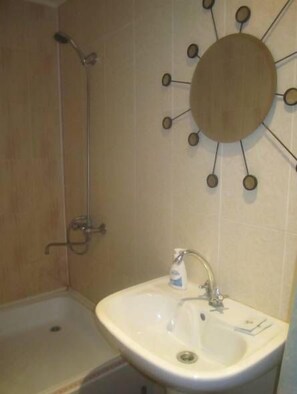 Quarto casal econômico, banheiro privativo | Banheiro | Chuveiro, secador de cabelo (mediante solicitação), chinelos