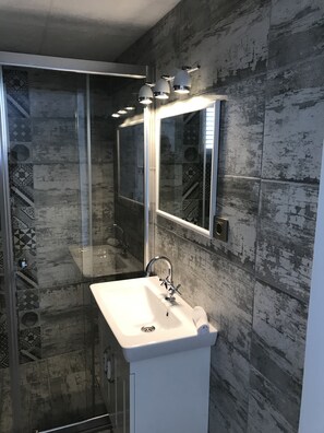 Comfort Double Room, Sea View | Bathroom | Separate bathtub and shower, deep-soaking bathtub, free toiletries