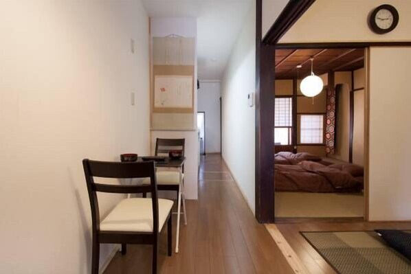 Repas dans la chambre