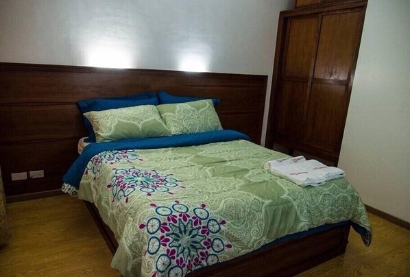 Twin Studio | Desk, iron/ironing board, free WiFi, bed sheets