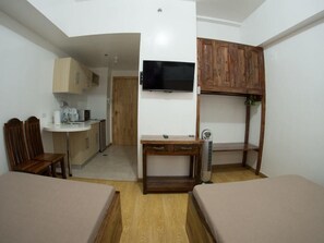 Twin Studio | Desk, iron/ironing board, free WiFi, bed sheets