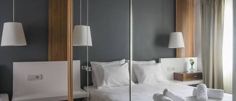 Standard Double Room | Minibar, in-room safe, soundproofing, iron/ironing board