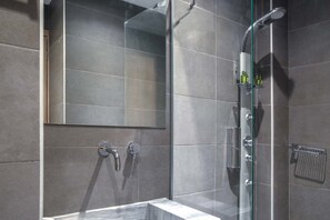 Shower, free toiletries, hair dryer, towels - AD Luxury Rooms & Suites (Athens)