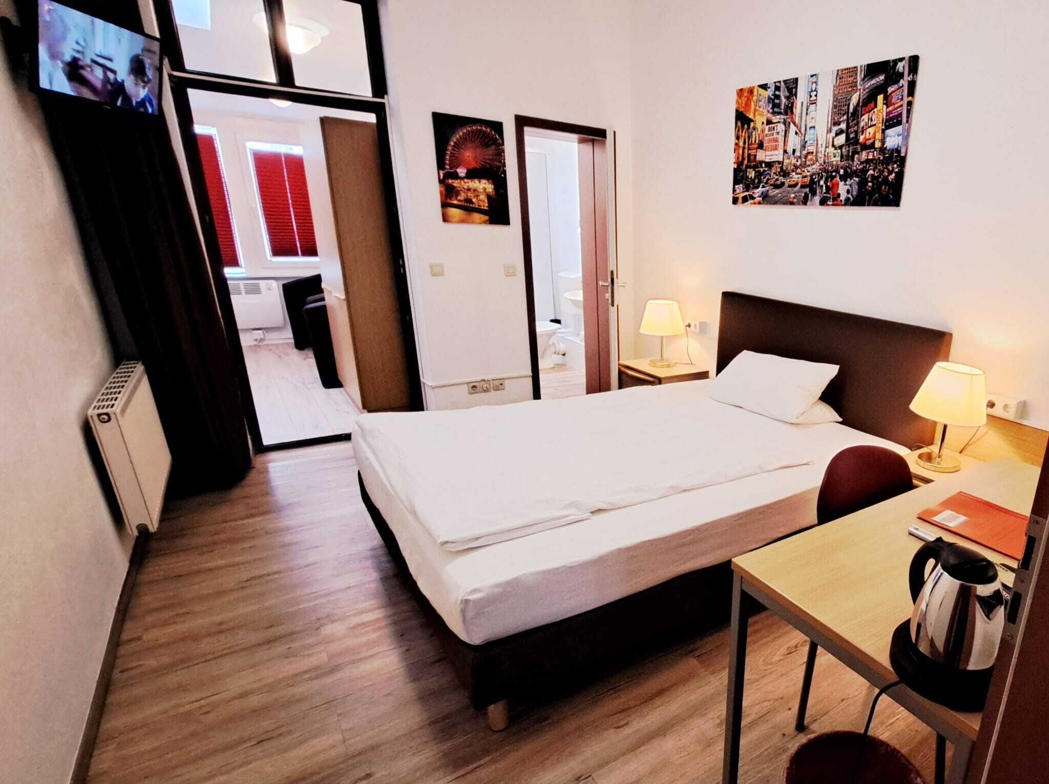 Quarto solteiro | Roupas de cama premium, cofres nos quartos, escrivaninha
