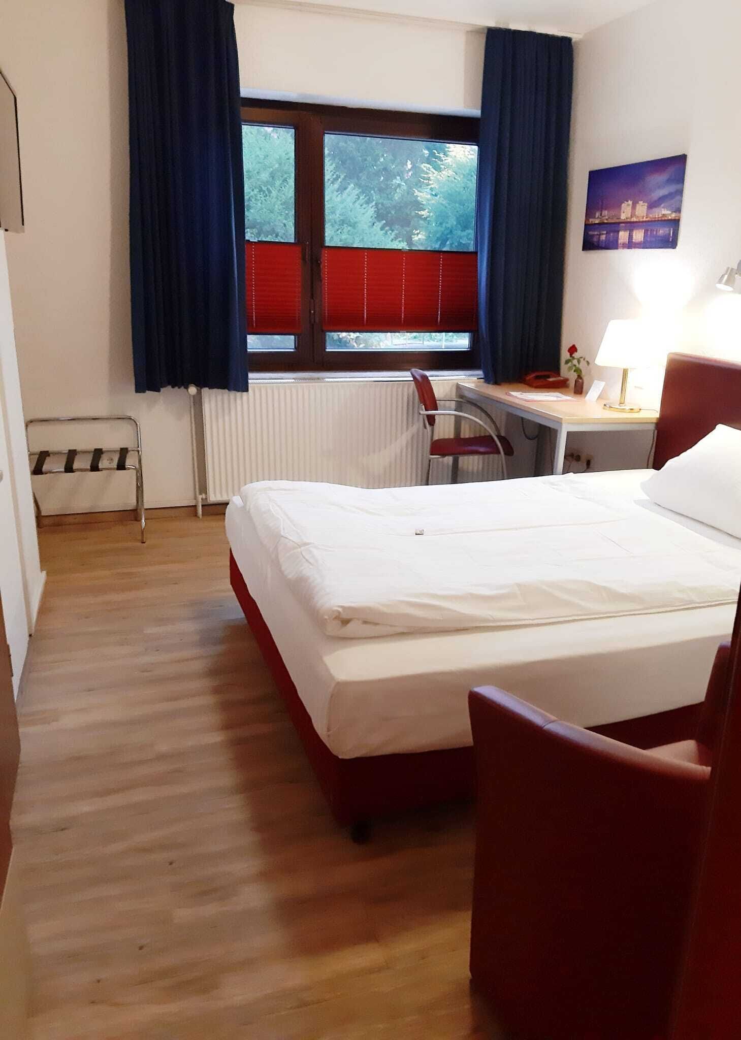 Ropa de cama de alta calidad y caja de seguridad en la habitación 