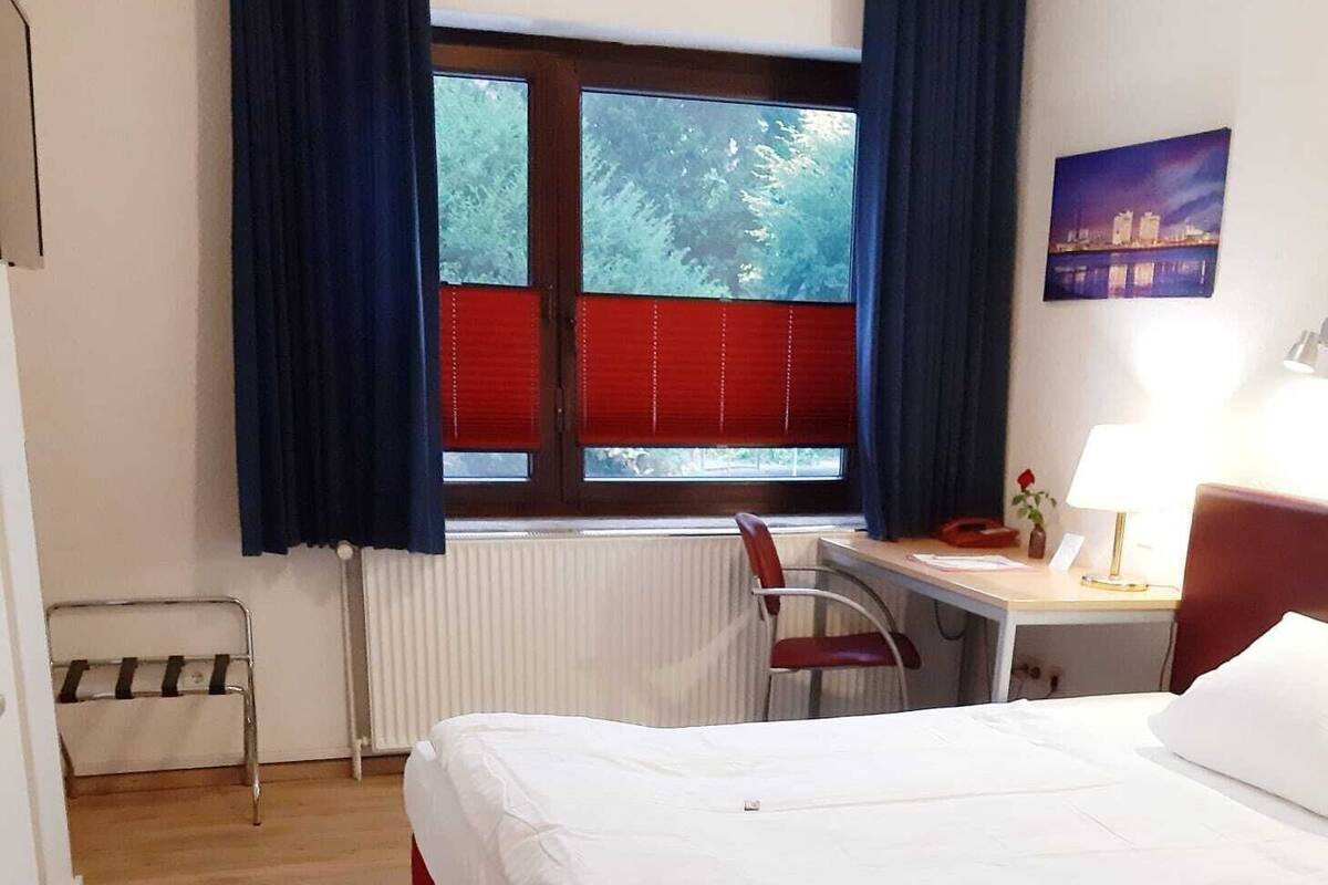 Ropa de cama de alta calidad y caja de seguridad en la habitación