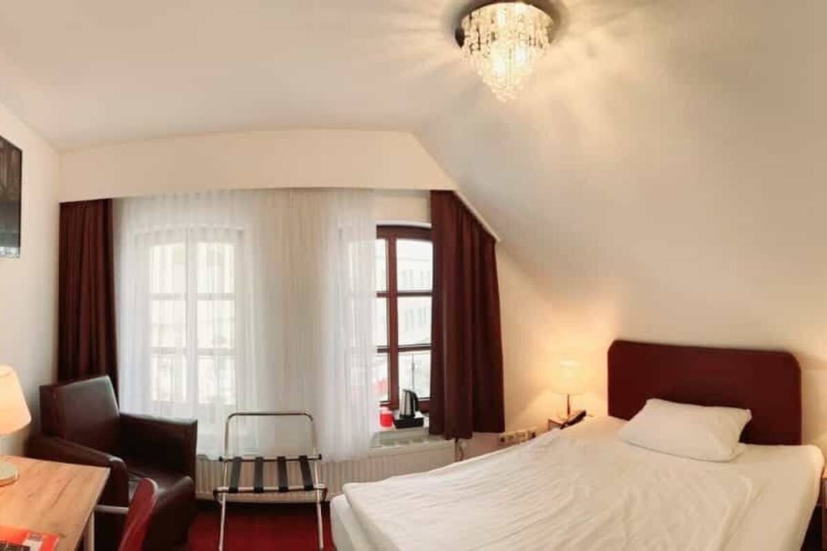 single room | premium bedding, in-room safe, desk, free wifi