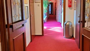 A hallway with red carpet leading to doors labeled "ZI.NR.8-30" and "KRONPRINZESSIN I".