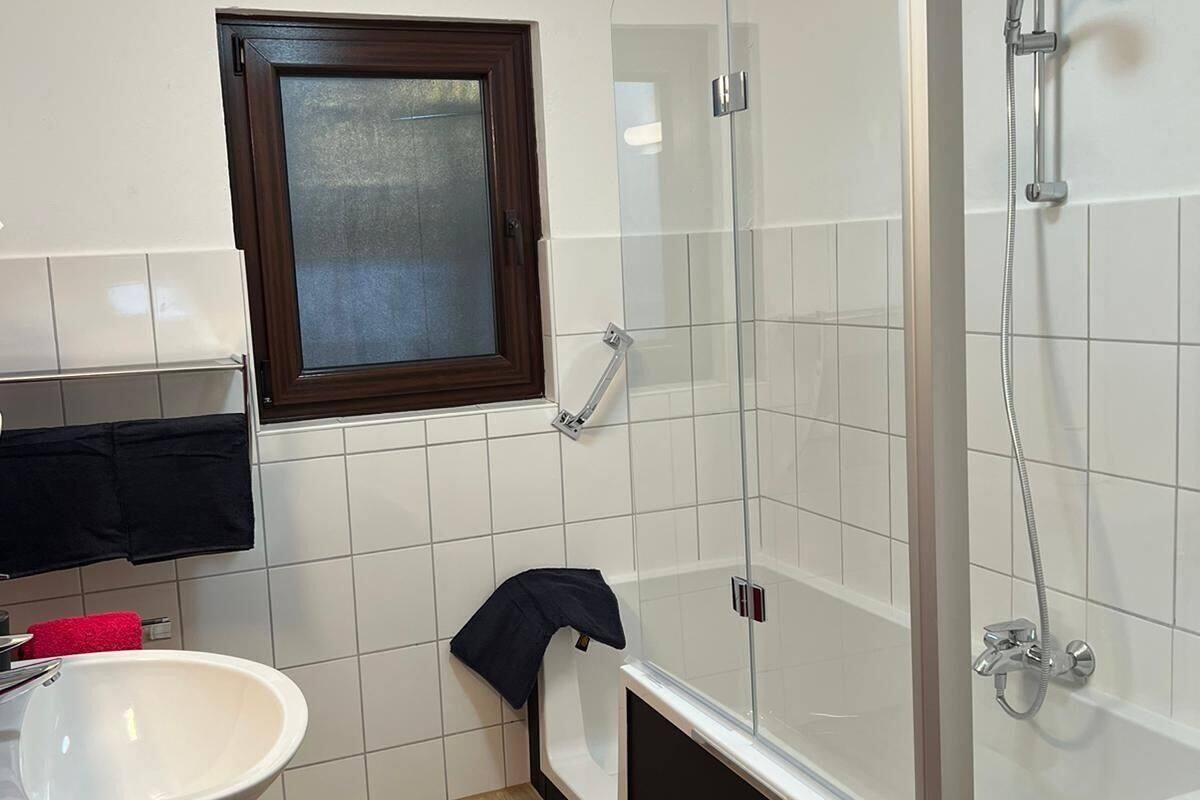 shower, free toiletries, towels