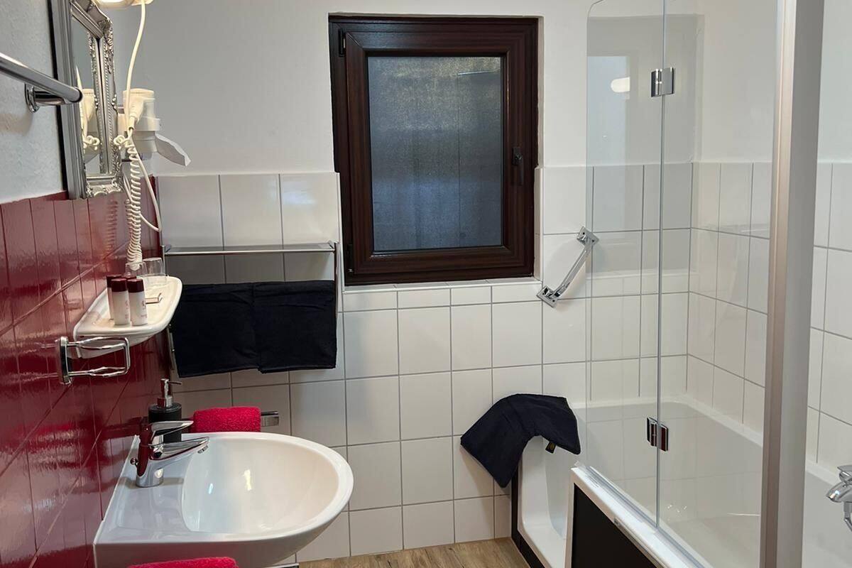 double room | bathroom | shower, free toiletries, towels
