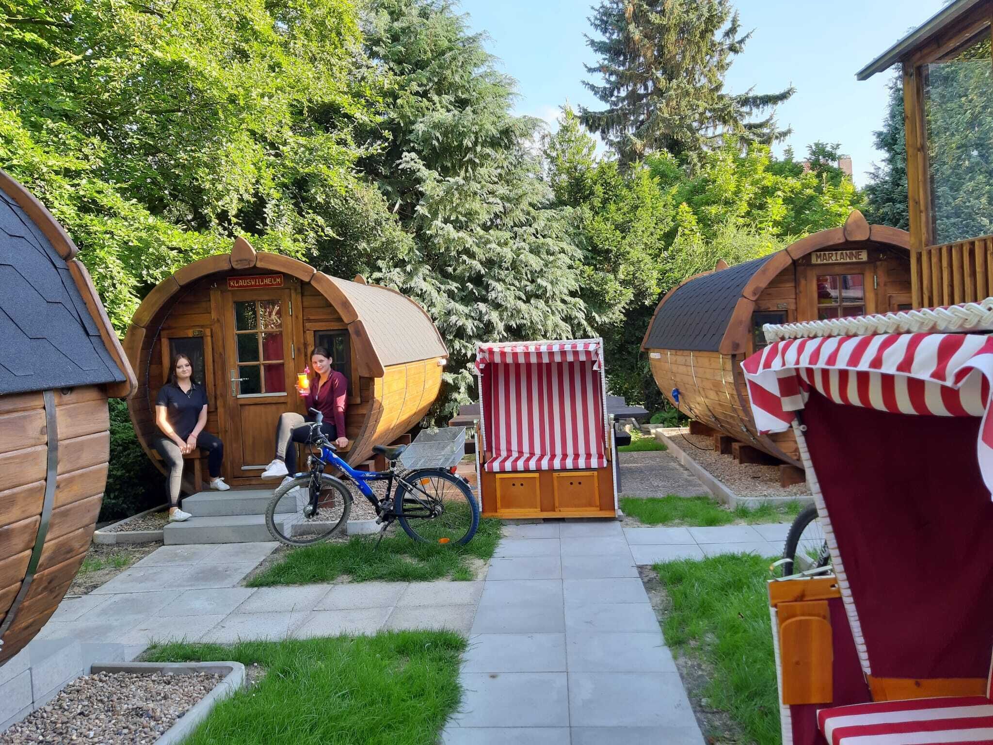 Una fila di cabine di legno con una piccola struttura a righe rosse e bianche al centro.