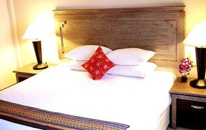Bộ đồ giường cao cấp, két bảo mật tại phòng, bàn 