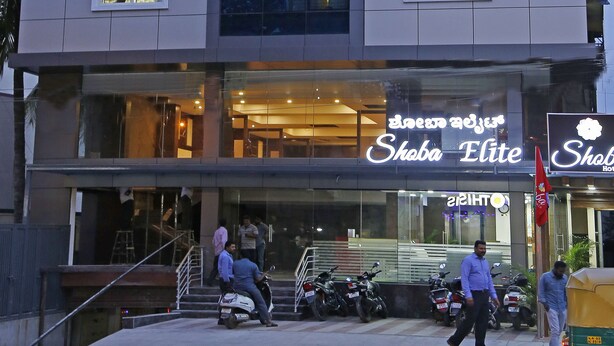 Un edificio moderno con un cartello che riporta la scritta "Shoba Elite".