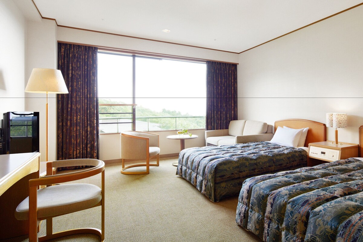 In-room safe, WiFi (free), bed sheets