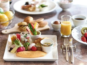 Ein reichhaltiges Frühstücksbuffet mit Speisen und Getränken.
