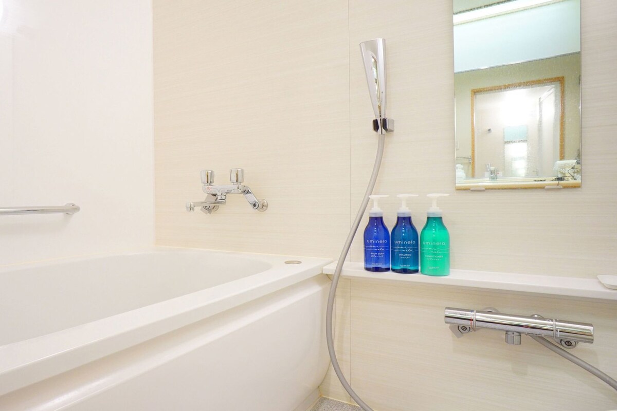 Bathroom | Combined shower/tub, deep soaking tub, eco-friendly toiletries