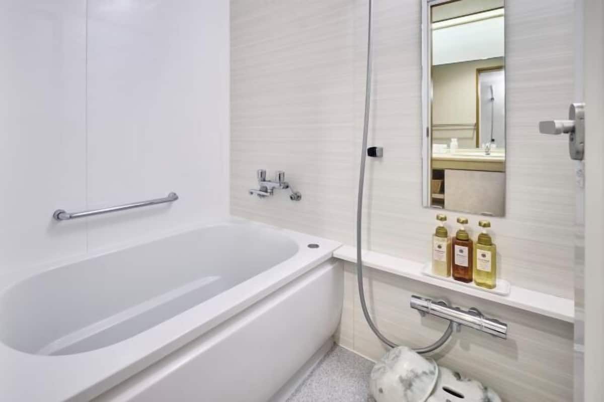 Combined shower/bathtub, deep-soaking bathtub, eco-friendly toiletries