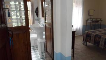 Family House | Soundproofing, iron/ironing board, free WiFi, bed sheets