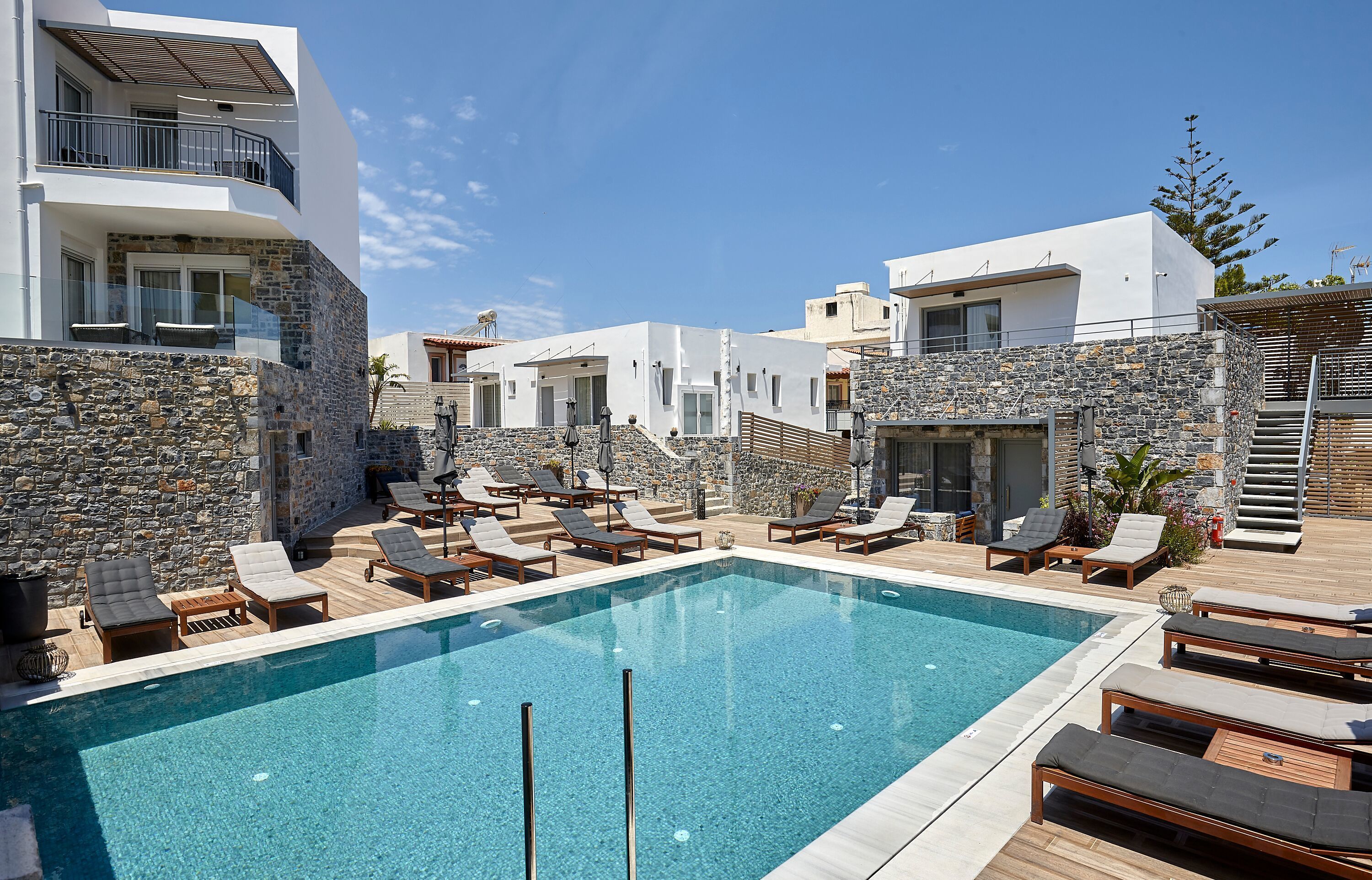 2 piscinas al aire libre, sombrillas, sillones reclinables de piscina