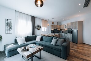 Deluxe 2-Bedroom Apartment Partial Sea View | Vardagsrum | Platt-tv